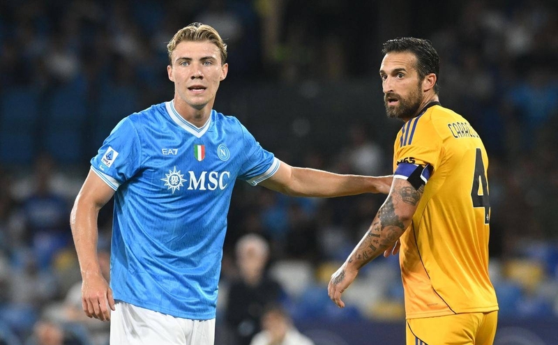 包含那不勒斯集结日刷新队史纪录；志在欧冠名次提升；压力陡增；赛季目标并未改变的词条